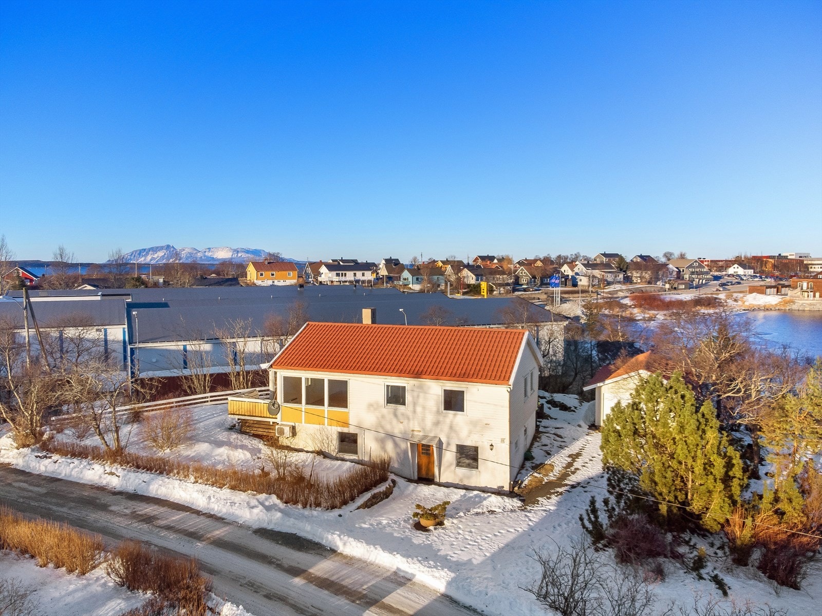 Velkommen til Valneskroken 11 som her presenteres av eiendomsmegler Elin Edblad - Aktiv Eiendomsmegling. Foto: DBN Boligfoto Galleribilde