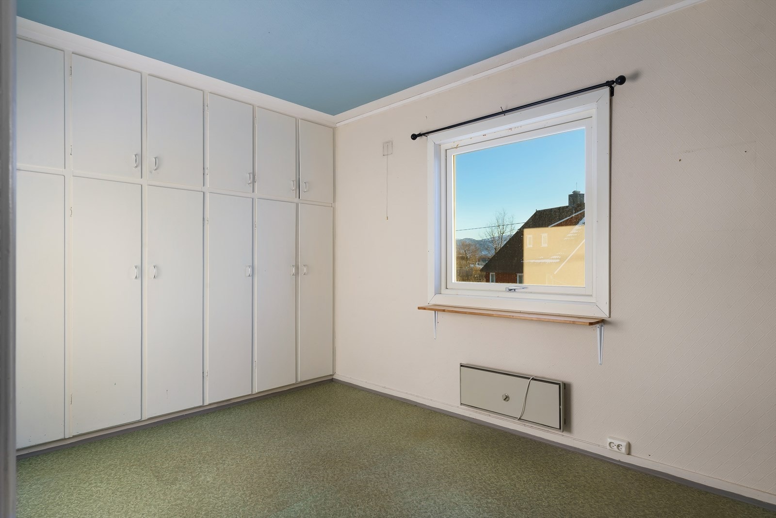 Begge soverommene har innebygde garderober. Galleribilde