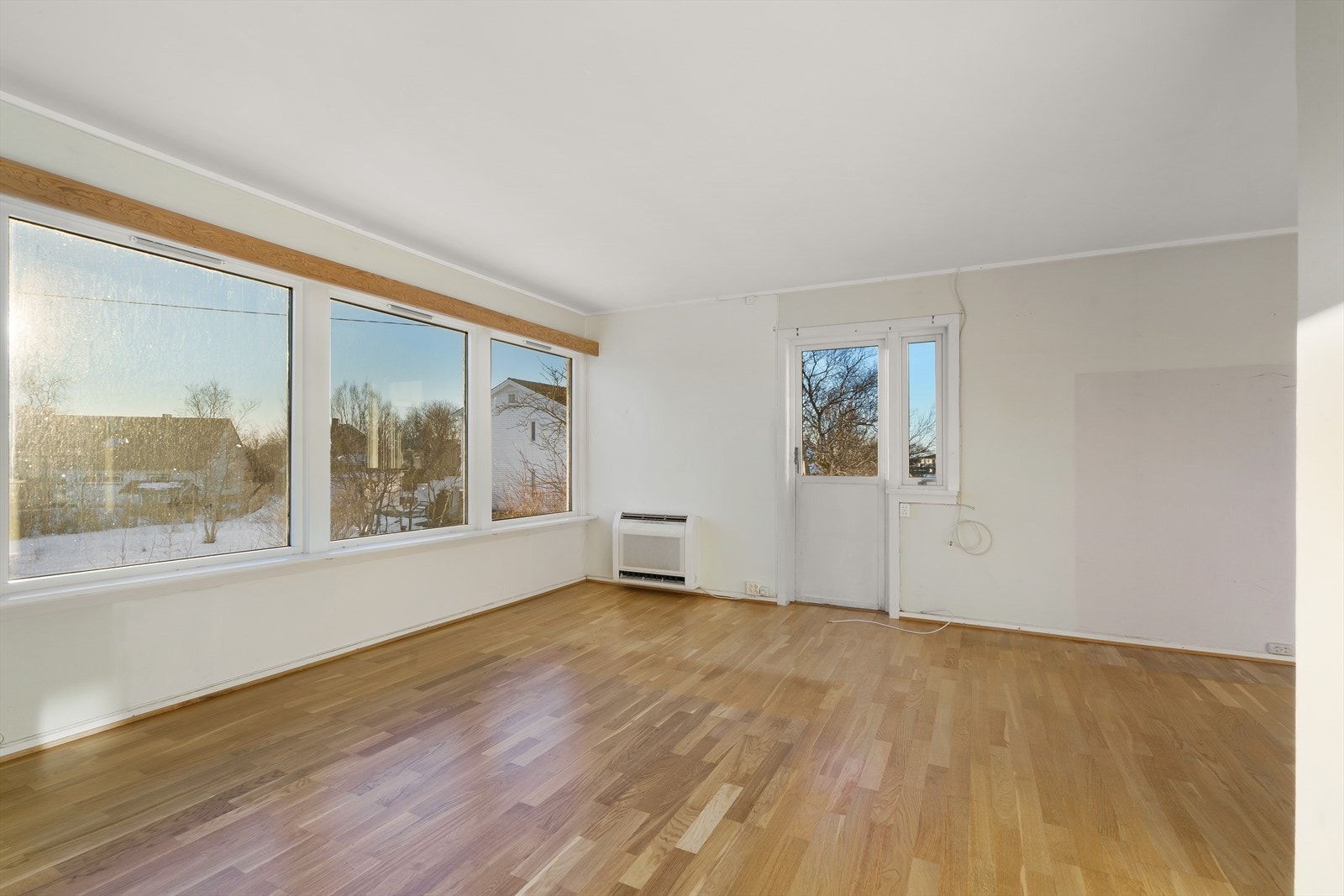 Videre kommer du inn til stuen, som har godt lysinnslipp fra store vinduer mot sør. Galleribilde