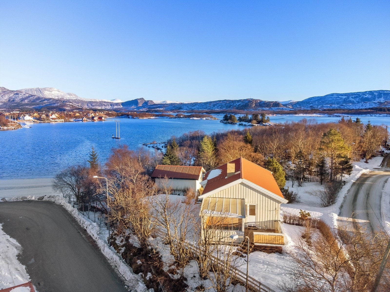 Eldre enebolig med sentral beliggenhet og fin utsikt mot Valen. Galleribilde