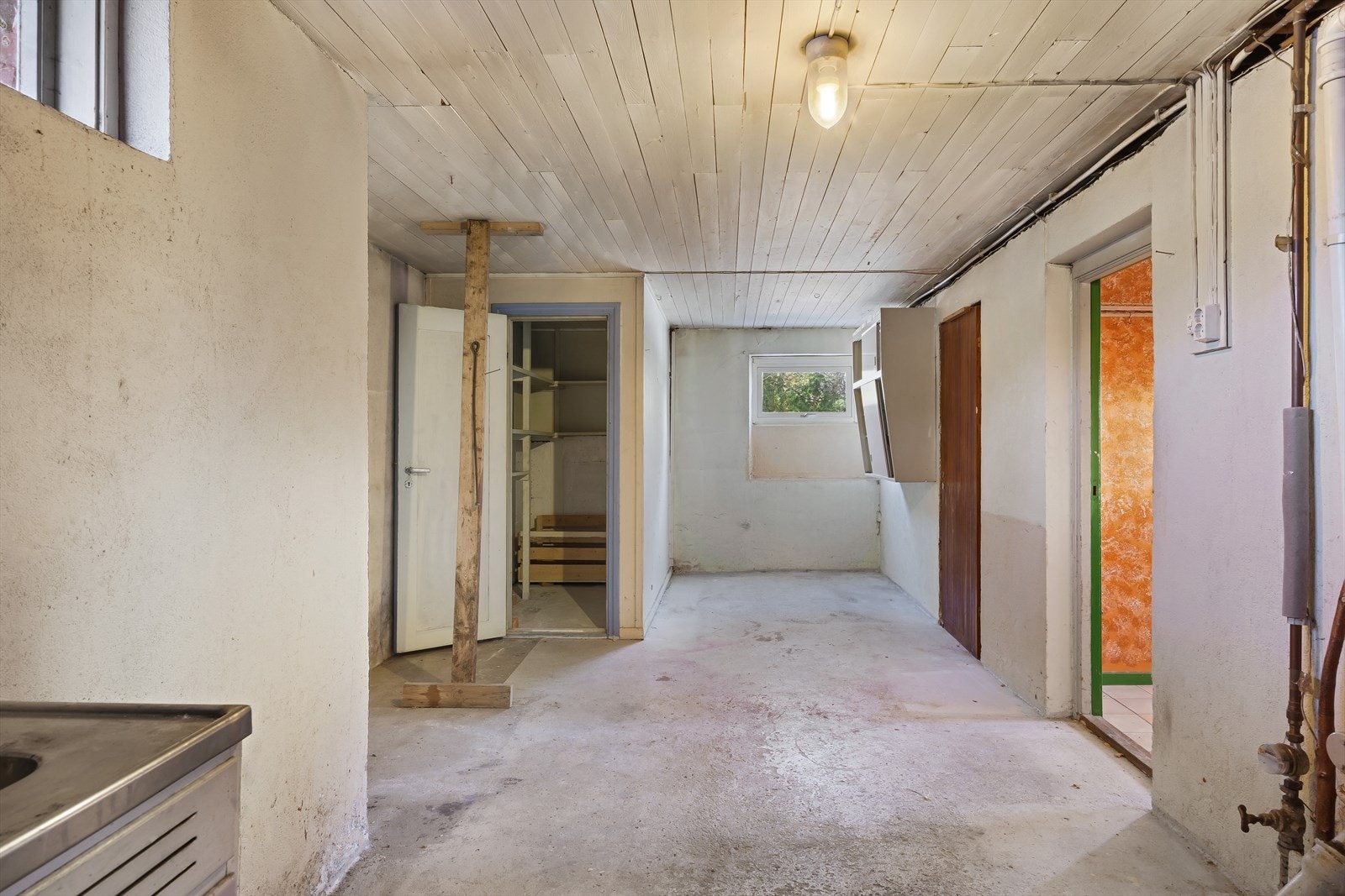 Du kommer inn til en gang med inngang til toalettrom, disponibelt rom, hobbyrom og fyrrom med bod. Galleribilde