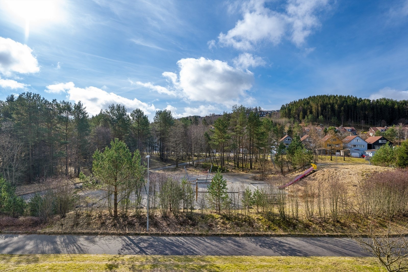 Fra balkongen har man flott utsikt over grøntområder som ligger i nabolaget. Her har man både fotballbane og lekeplasser. Et kjekt nabolag for både store og små! Galleribilde