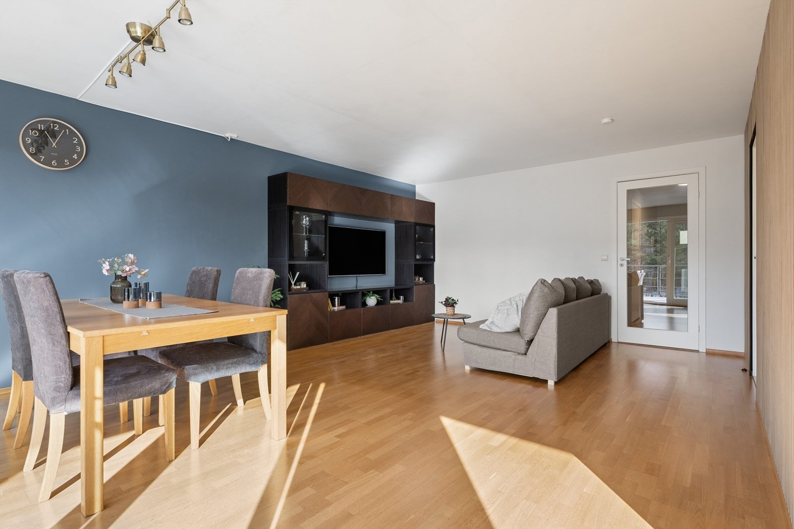 Her har man god plass til å møblere i flere soner med både sofa- og spisegruppe. Galleribilde