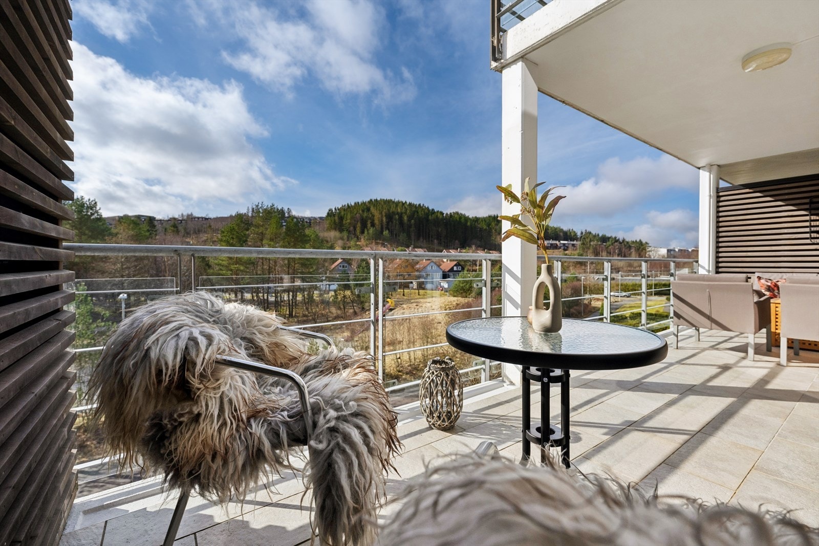 Leiligheten har en stor balkong på hele 16 kvm som ligger sørvendt og solrikt til. Her kan man nyte fine sommerdager med gode solforhold og flott utsikt over omkringliggende grøntområder. Galleribilde