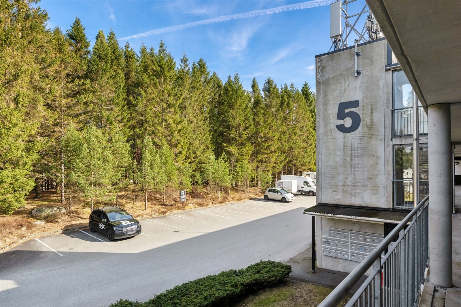 Leiligheten ligger fint plassert i byggets andre etasje og har enkel adkomst med heis eller felles trapp. Utenfor boligbygget er det rikelig med gjesteparkering. Galleribilde