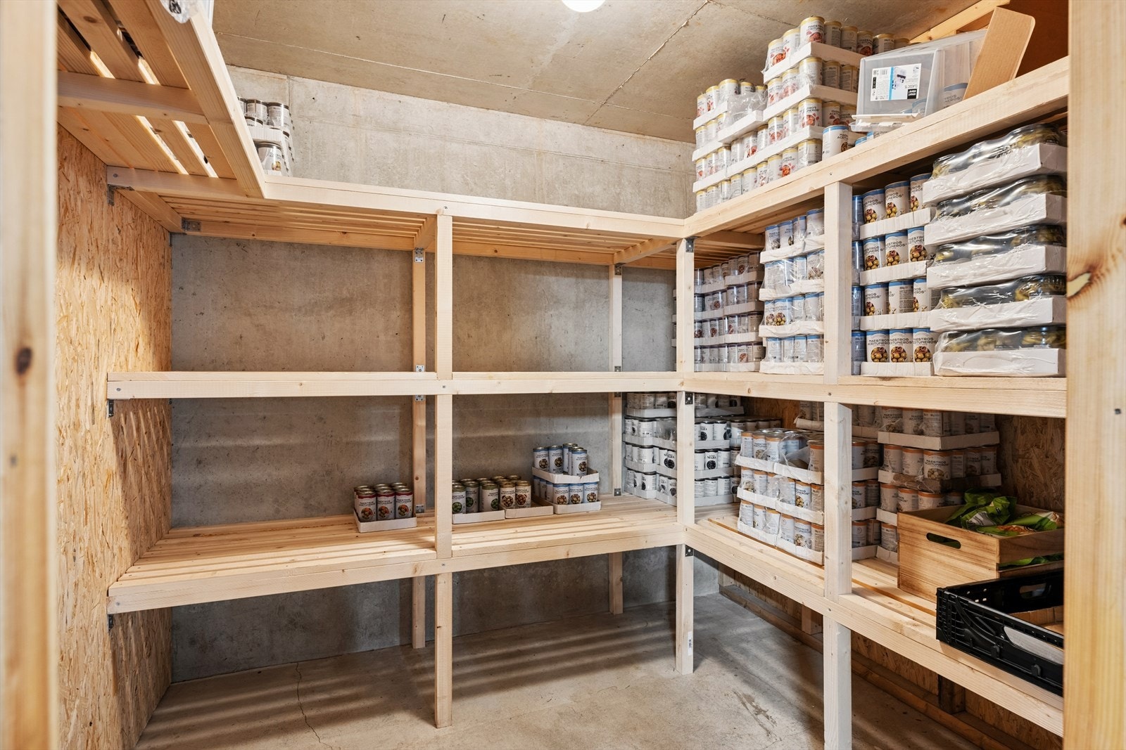 Romslig bod på 5 kvm i bakkant av parkeringen, som gir rikelig med lagringsplass. Galleribilde