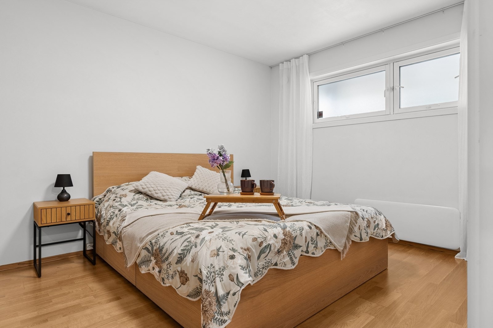 Hovedsoverommet er av god størrelse og har god plass til både dobbeltseng og tilhørende møblement. Galleribilde