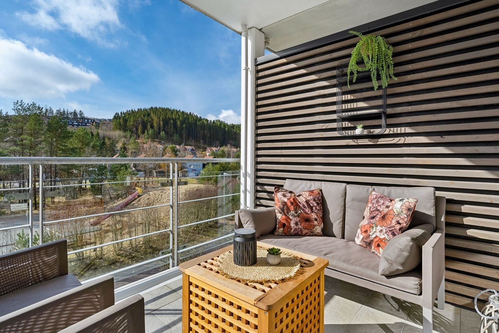 Deler av balkongen er overbygget, som gjør at uteområdet også kan benyttes på de dagene som ikke er fullt så fine. Galleribilde