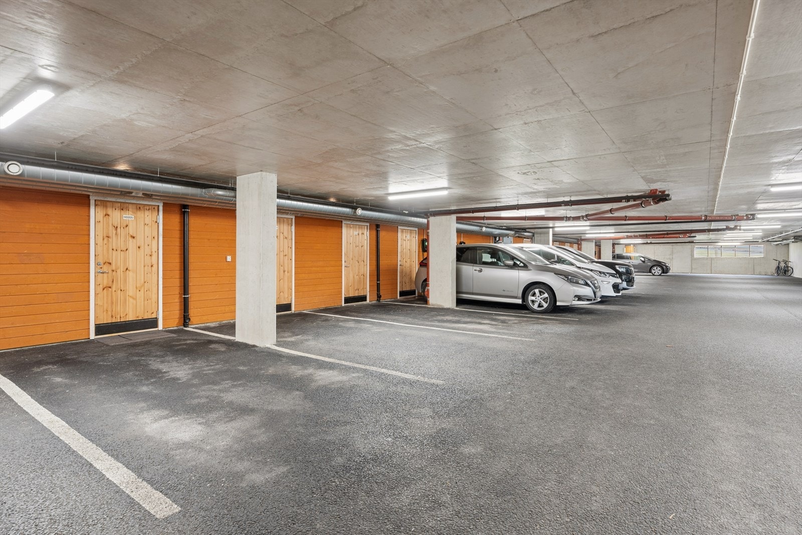 Leiligheten disponerer fast parkeringsplass med bod i bakkant. Det er tilrettelagt for å montere elbillader i garasjeanlegget. Galleribilde