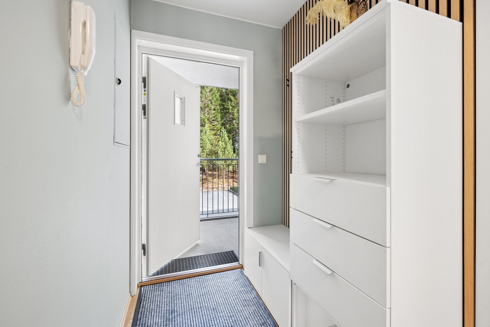 Man ønskes velkommen inn i en romslig entré/gang hvor man har god plass til å henge fra seg yttertøy og sko. Galleribilde