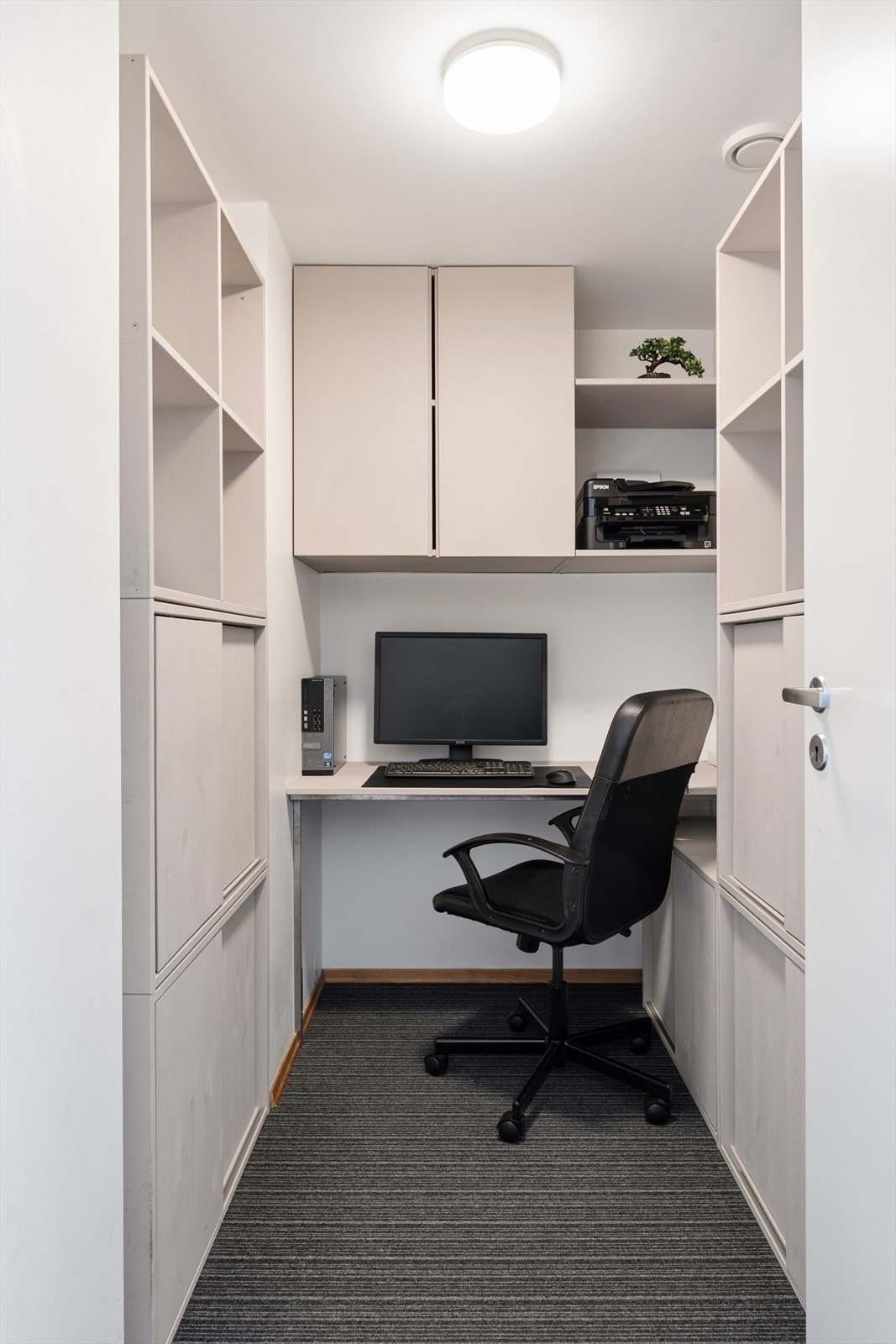 Romslig bod som i dag er innredet som kontor (se punkt "ferdigattest"). Galleribilde