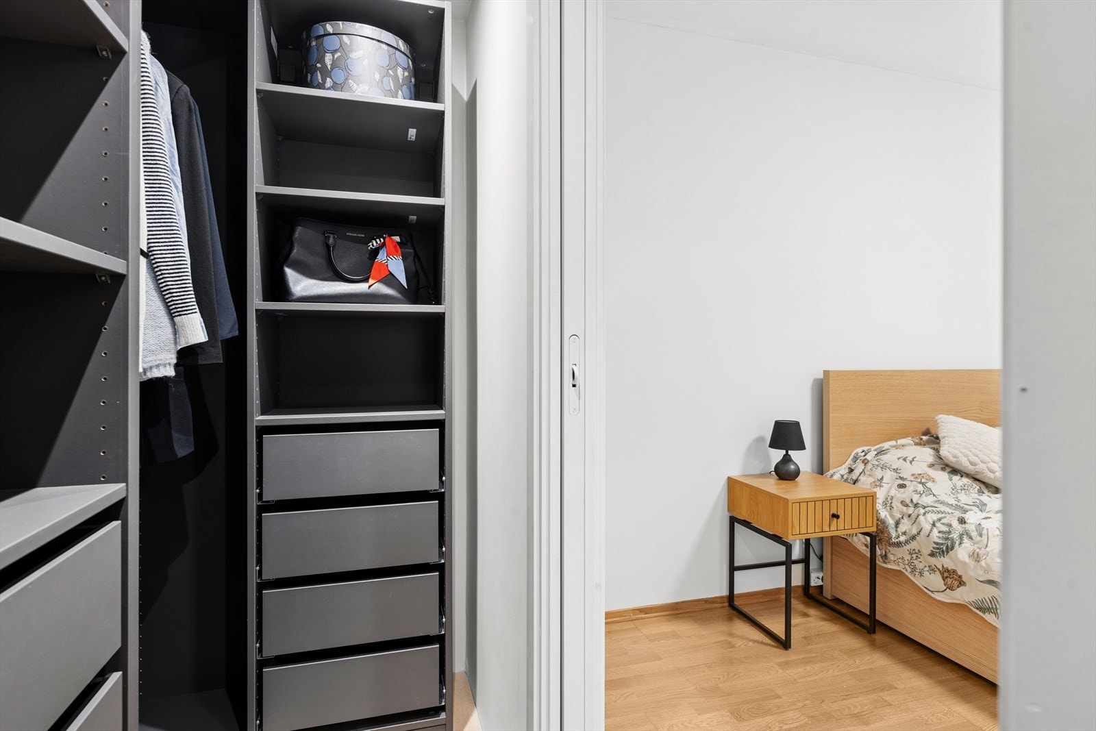 Garderoberommet var opprinnelig et toalettrom og røropplegg med mer er fortsatt på plass, slik at ny eier kan tilbakeføre rommet til toalettrom om ønskelig (se punkt "ferdigattest"). Galleribilde