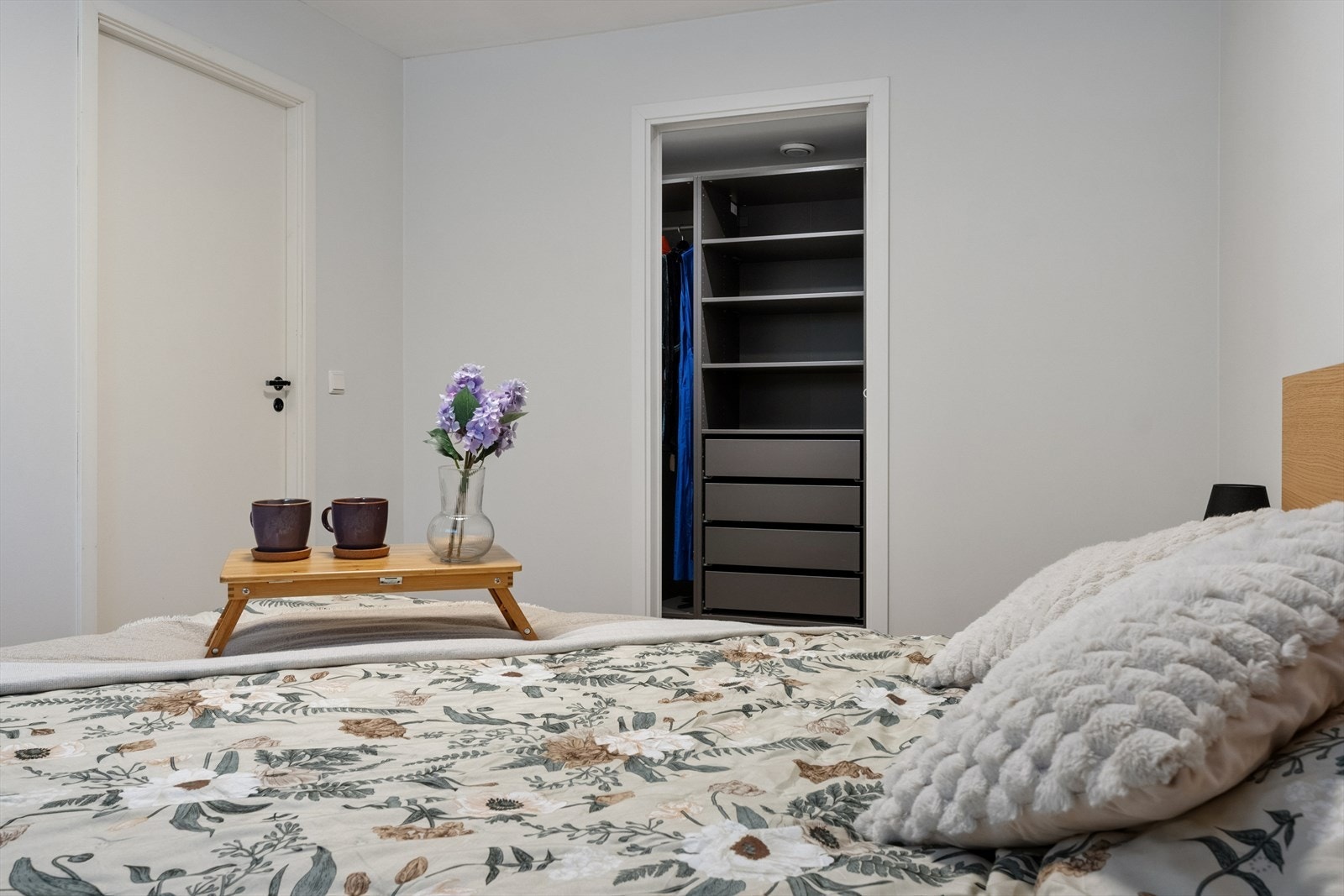 Rommet har også et tilhørende garderoberom som er utstyrt med garderobe som gir god lagringsplass. Galleribilde