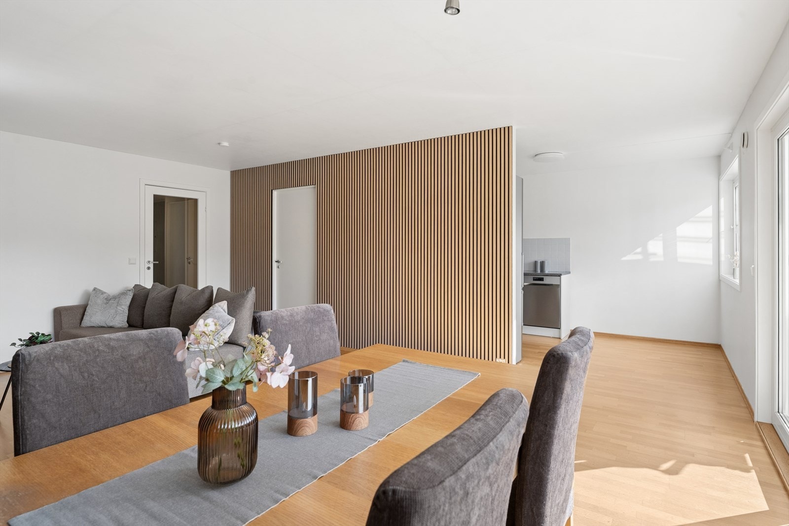 Stue og kjøkken ligger i åpen løsning, men kjøkkenet ligger likevel tilbaketrukket. Galleribilde