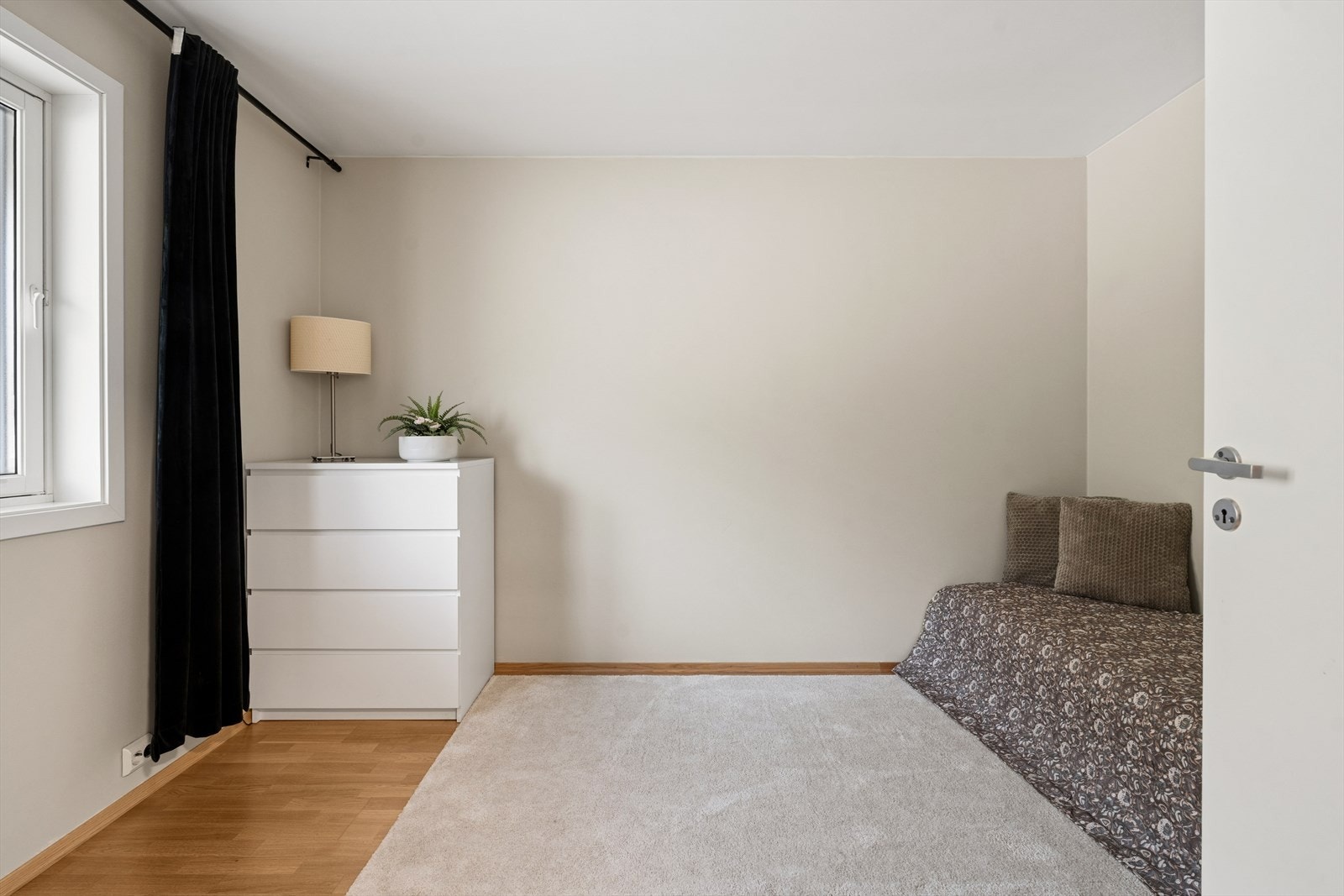 Det andre soverommet er noe mindre, men vil passe ypperlig som barnerom, gjesterom, kontor eller lignende. Galleribilde