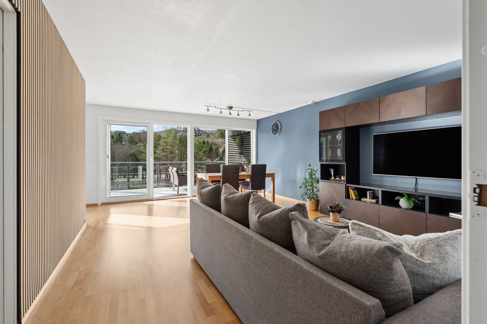 DNB Eiendom V/Mikal Nådland har gleden av å presentere Krunemyr 5 - En stor og tiltalende 3-roms leilighet med attraktiv beliggenhet i et barnevennlig område på Bogafjell. Galleribilde