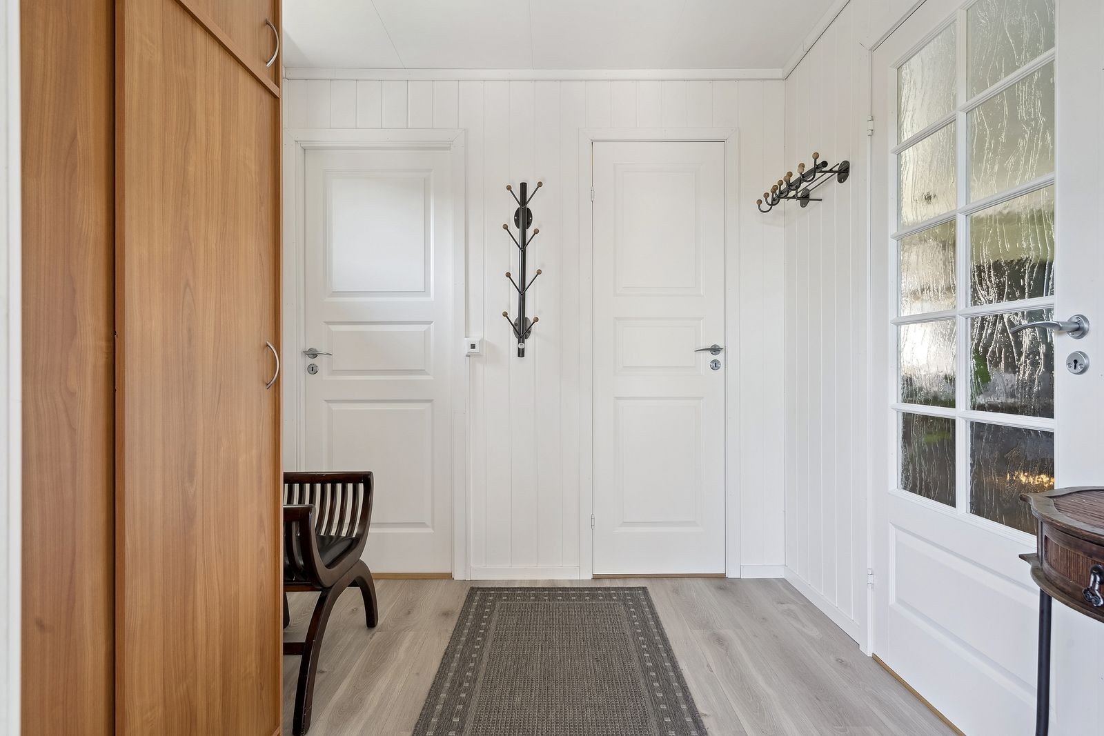 Fra entréen er det adkomst til bod mot sørøst, wc og stue. Galleribilde