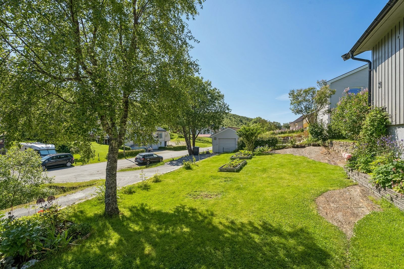 Nabolaget er omgitt av skog og fjell, noe som gir gode turmuligheter og en naturskjønn beliggenhet. Galleribilde