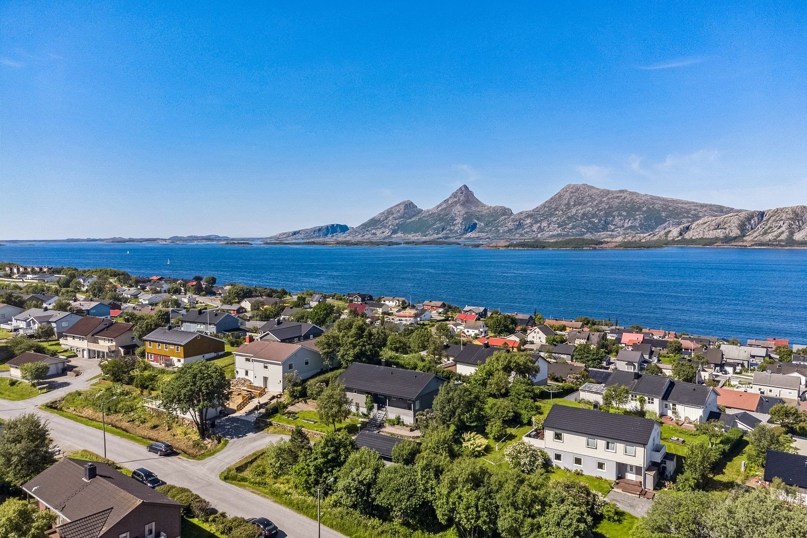 Huldreveien er et rolig og barnevennlig boområde med nærhet til dagligvarebutikk, idrettsarena, barnehage og skole. Galleribilde