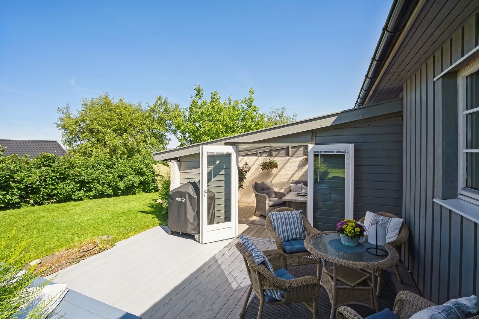 Fra terrassen har man adgang til utestuen, samtidig som det er plass for sittegruppe. Galleribilde