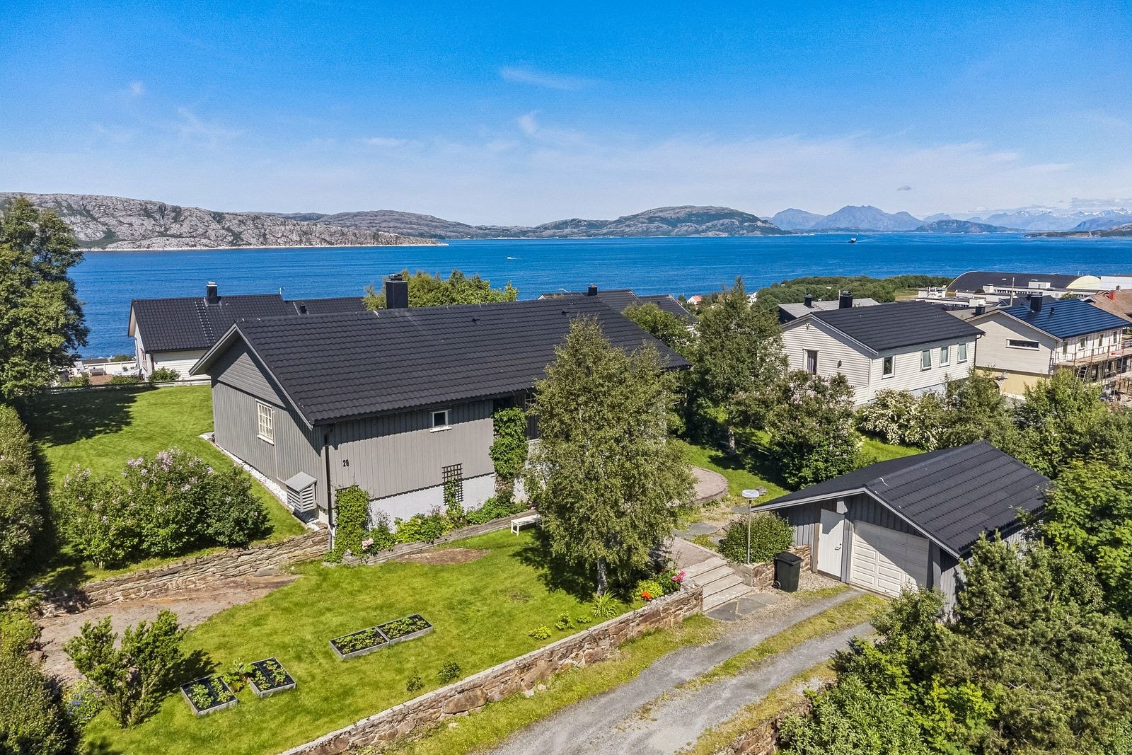 Eiendommen har garasje, en velstelt hage og gruslagt innkjørsel. Galleribilde