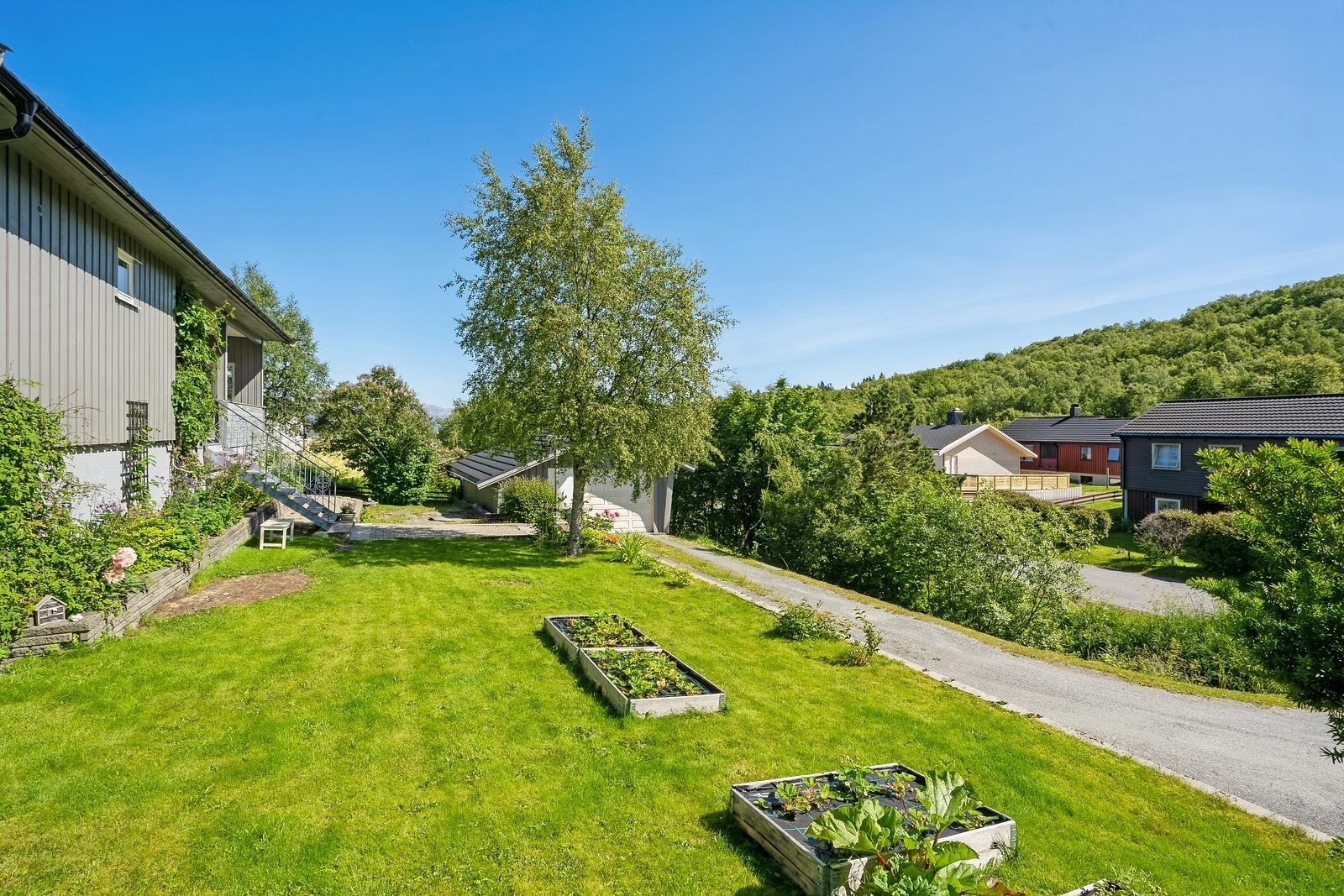 Hagen er romslig og velholdt, den gir et grønt og innbydende uteområde. Galleribilde