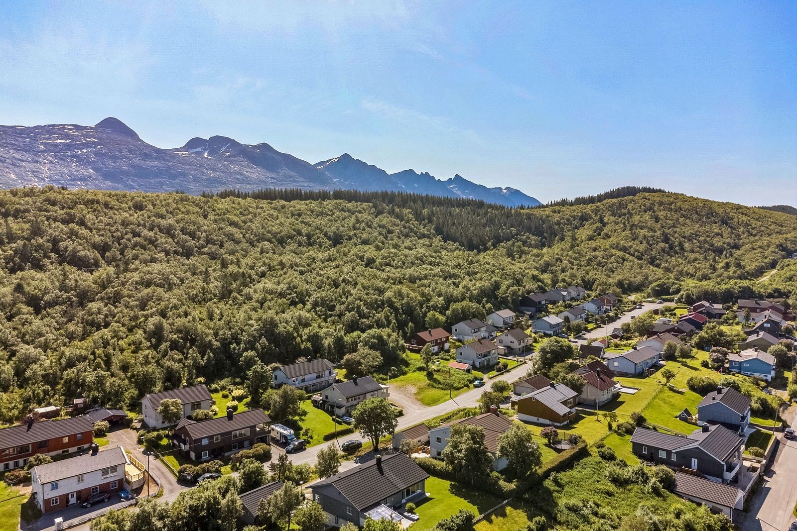 Boligen er godt plassert i et etablert nabolag. Galleribilde