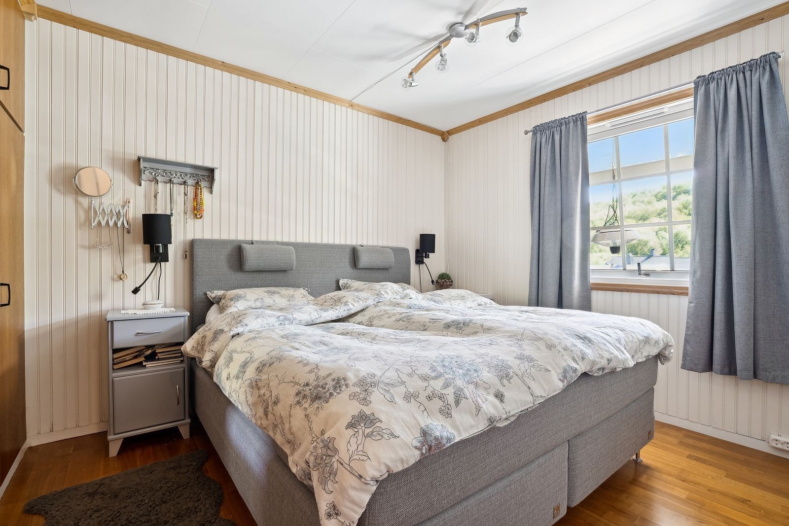 Alle soverommene har plass for garderobeløsning og dobbeltseng. Vindu ut mor inngangsparti gir ly for været på vinduet. Galleribilde