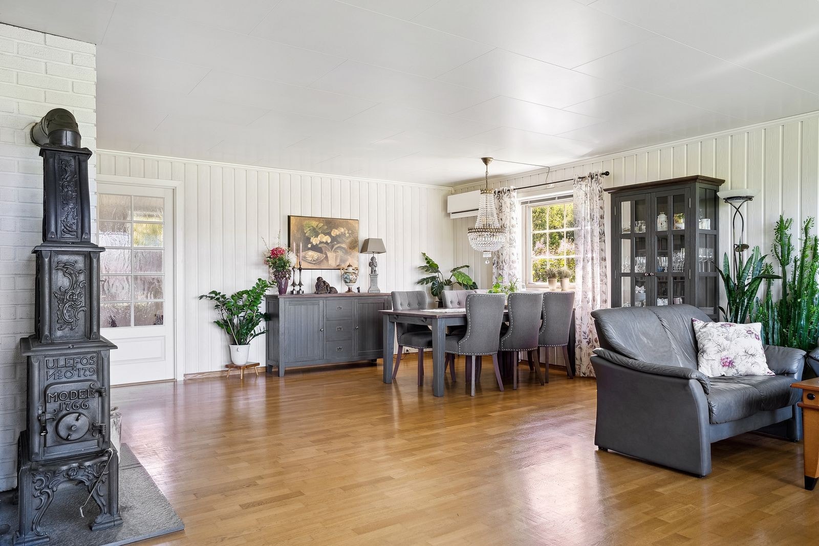 Mens vedovnen gir den gode varmen sørger varmepumpen for en jevn varme som gir et komfortabelt innemiljø. Galleribilde