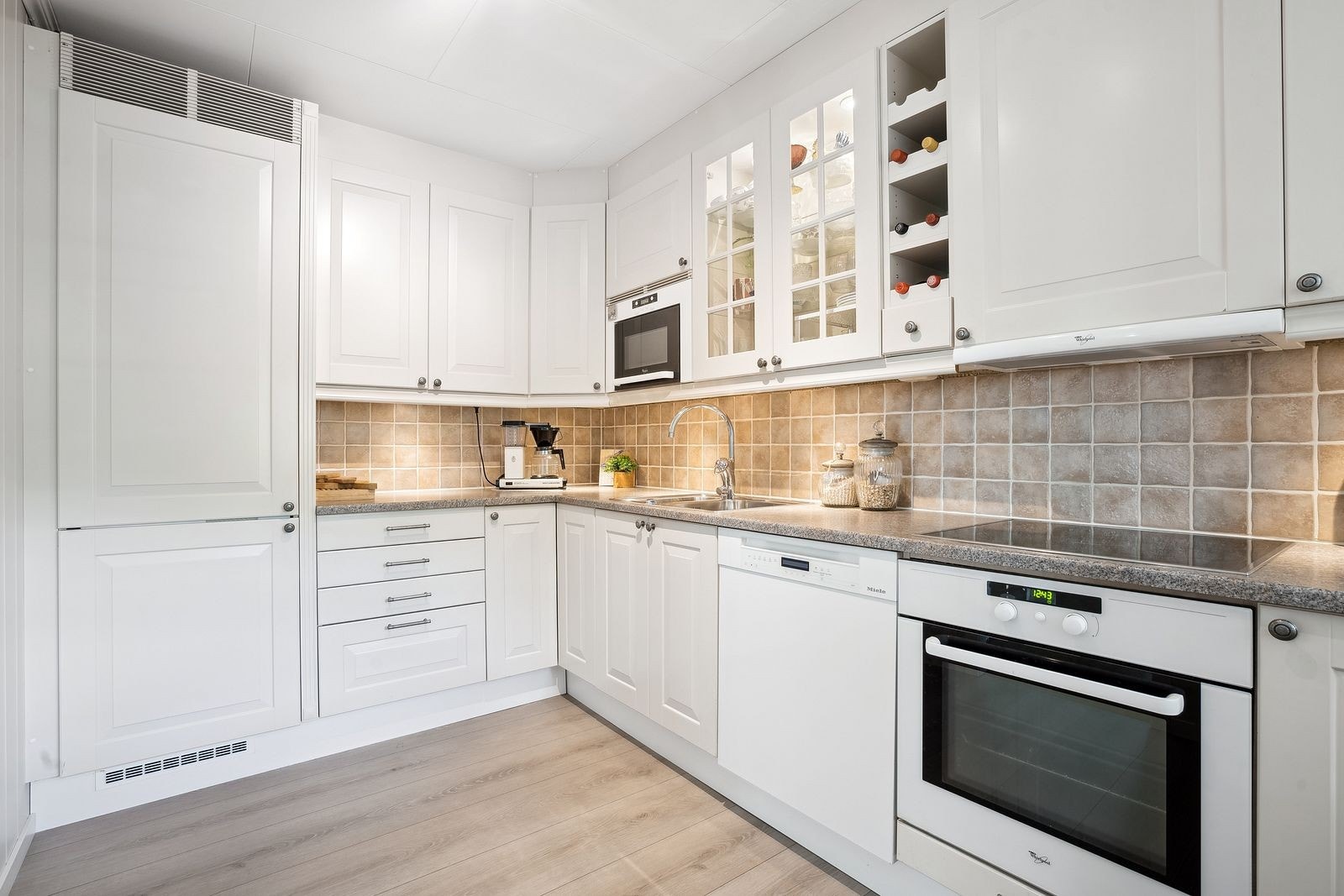 Godt med benkareal og oppbevaringsplass. Med tett foring mellom tak og skap får man en opplevelse av en ryddig utførelse. Galleribilde