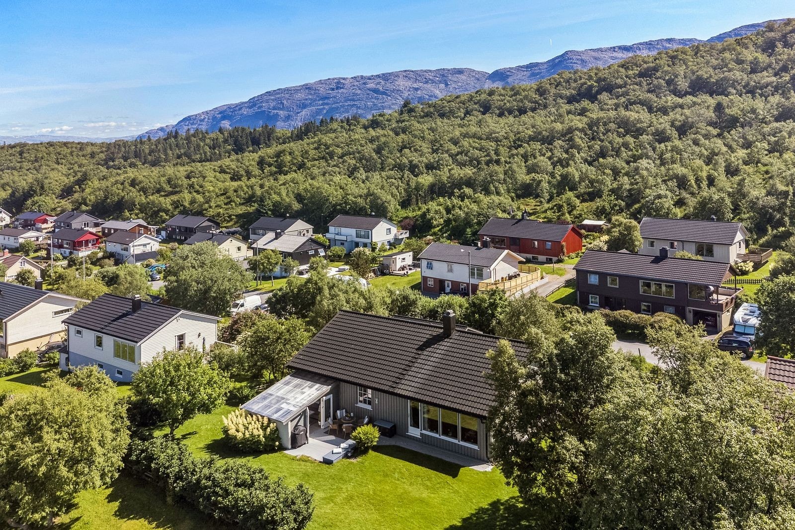 Hagen gir en privat atmosfære og ligger godt skjermet for innsyn. Det er direkte tilgang fra stuen til uteområdet. Galleribilde