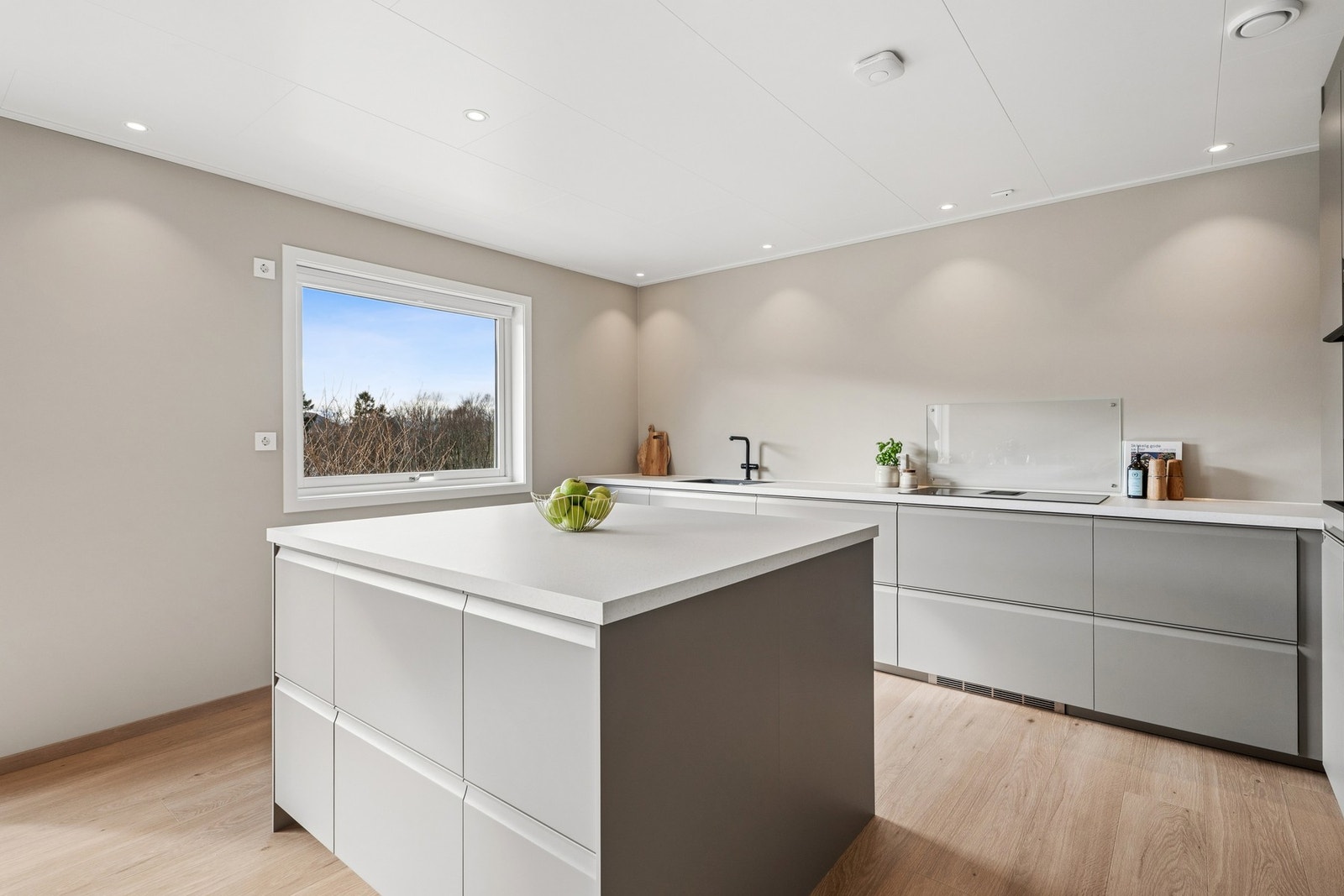 Her har du godt med oppbevaringsplass i underskap, høyskap og kjøkkenøy. Galleribilde