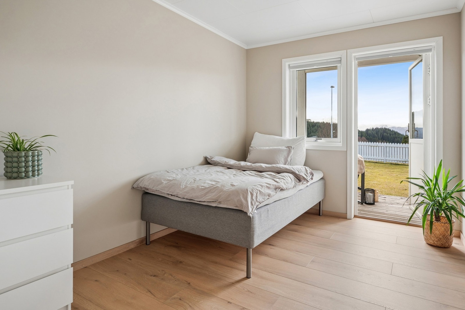 Soverom nummer to er noe mindre men med god plass til seng og annet møblement, her har du også utgang til terrasse og hage. Galleribilde