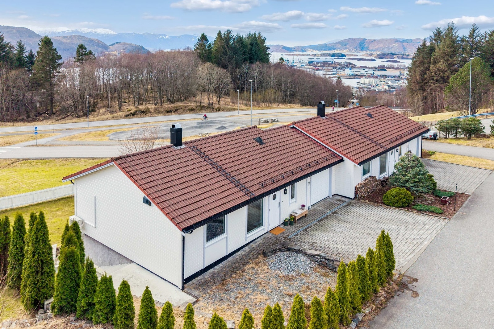 Boligen har et fint opparbeidet inngangsparti med steinglagt innkjørsel. Du har også mulighet til å lage til terrasseareal på oppsiden. Galleribilde