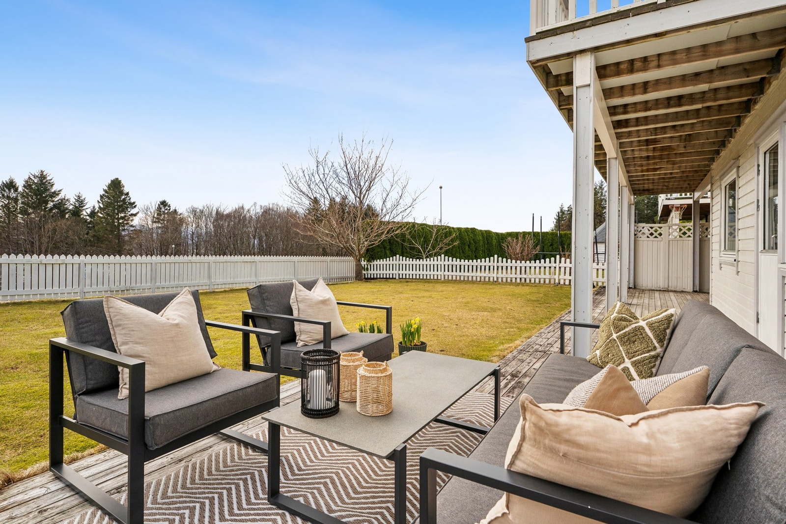 Her har du god plass til diverse møblering, og det er fortsatt mye man kan gjøre med uteplassen. Galleribilde