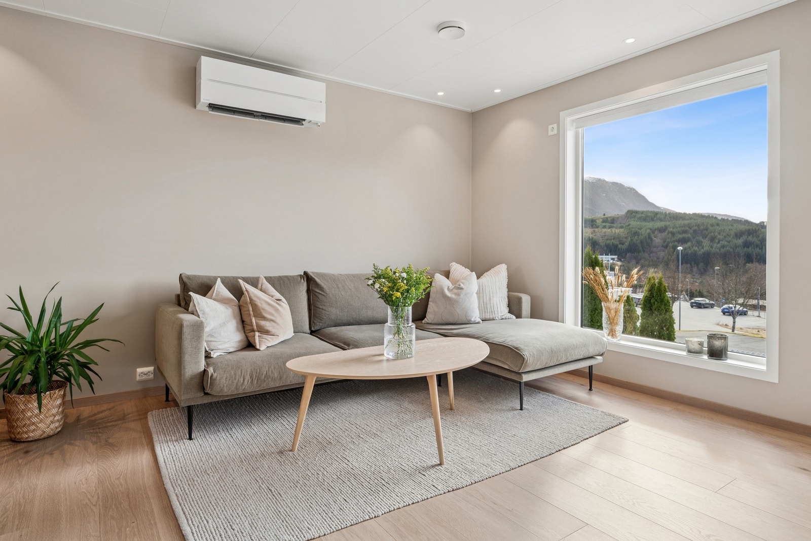 Her har du en kjekk og åpen stueløsning som har godt med vinduoverflater. Galleribilde