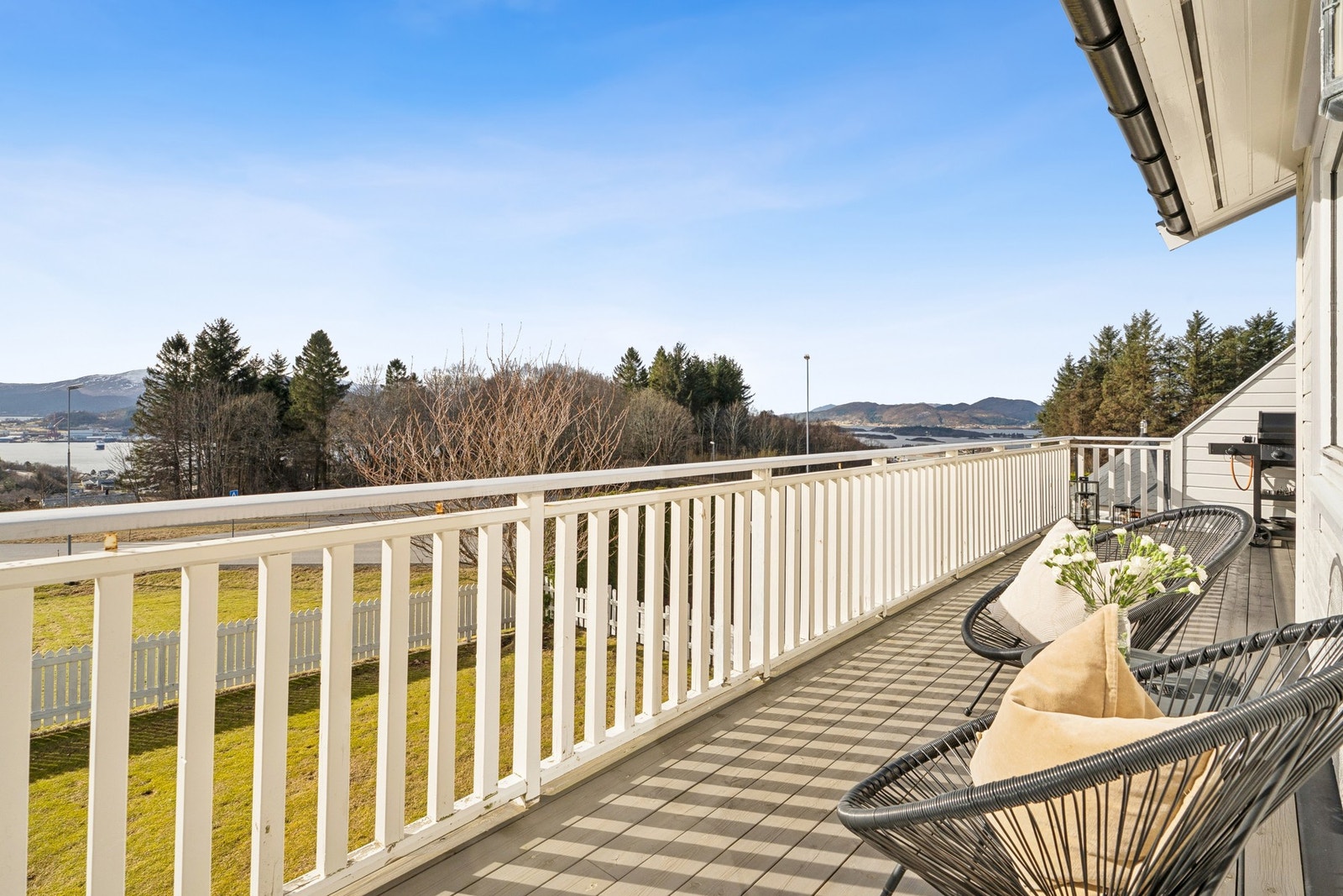 Fra stuen har du utgang til en solrik terrasse. Galleribilde