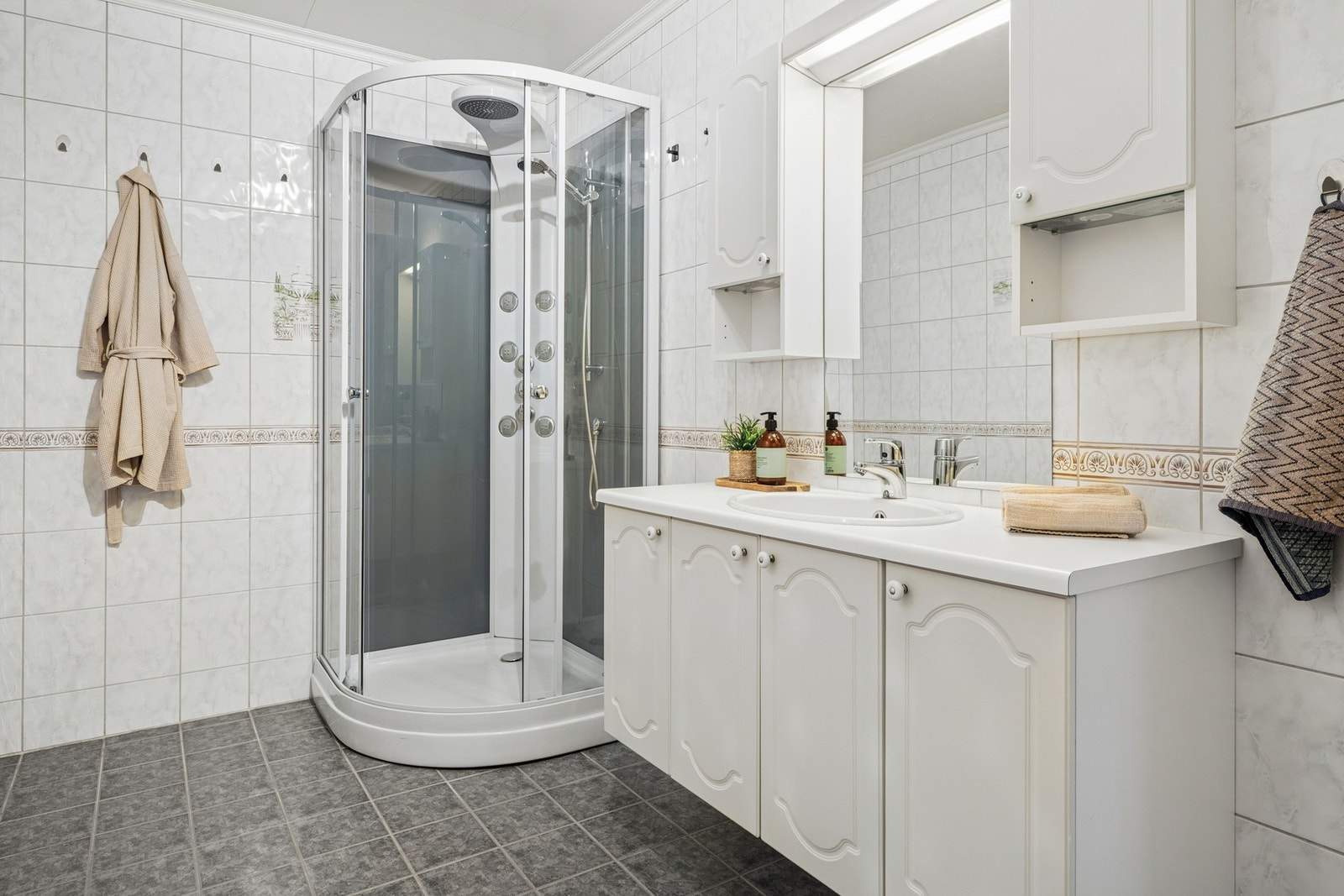 Badet i underetasjen er av god størrelse. Galleribilde