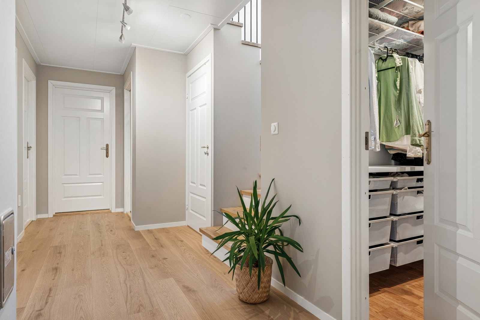 Romslig gang med tilgang til alle innvendige rom. Selger har blant annet gjort bod om til walk-in-garderobe. Du har ellers to boder til i etasjen. Galleribilde