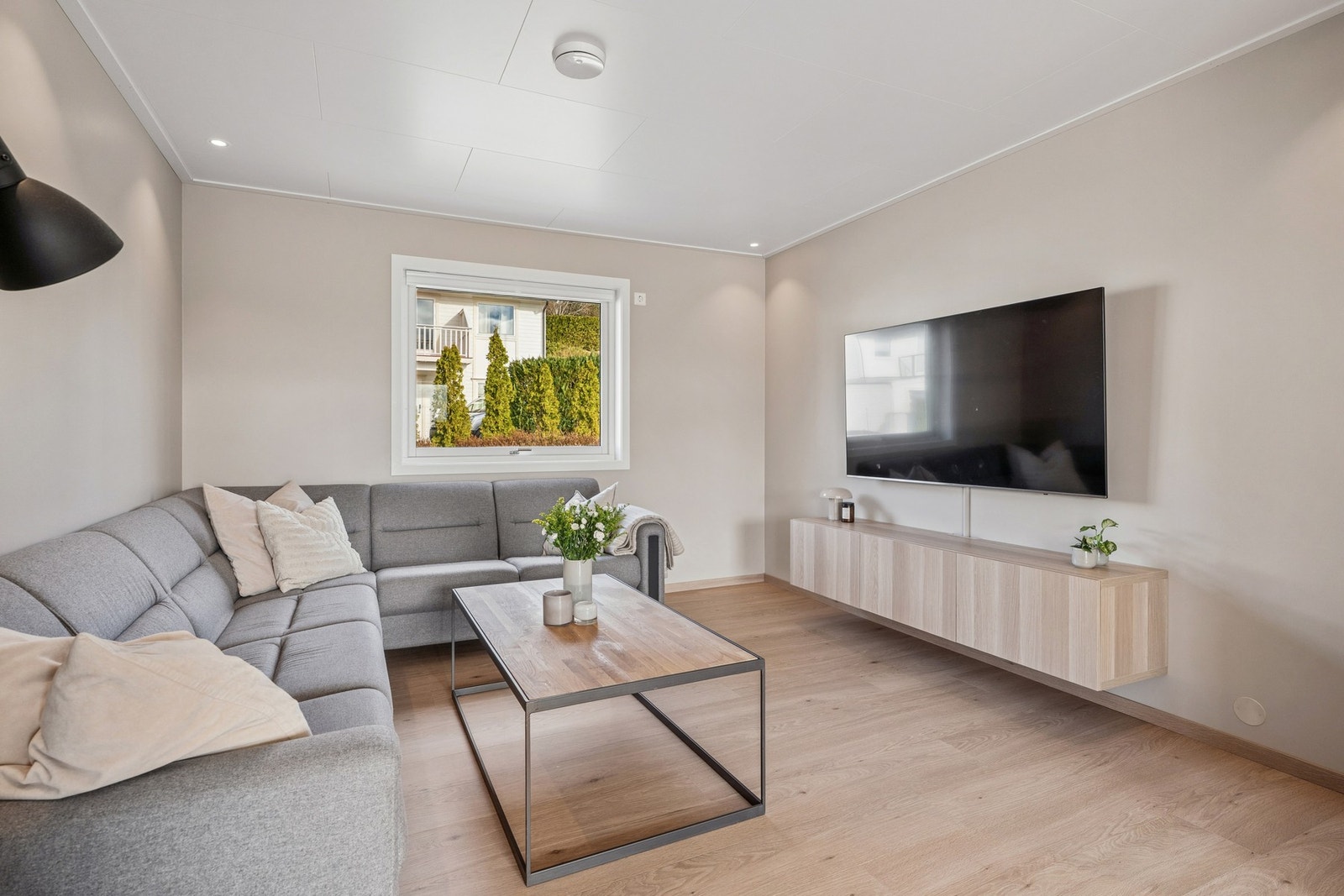 Skjermet tv-krok for tv titting. Dette var tidligere et soverom. Galleribilde