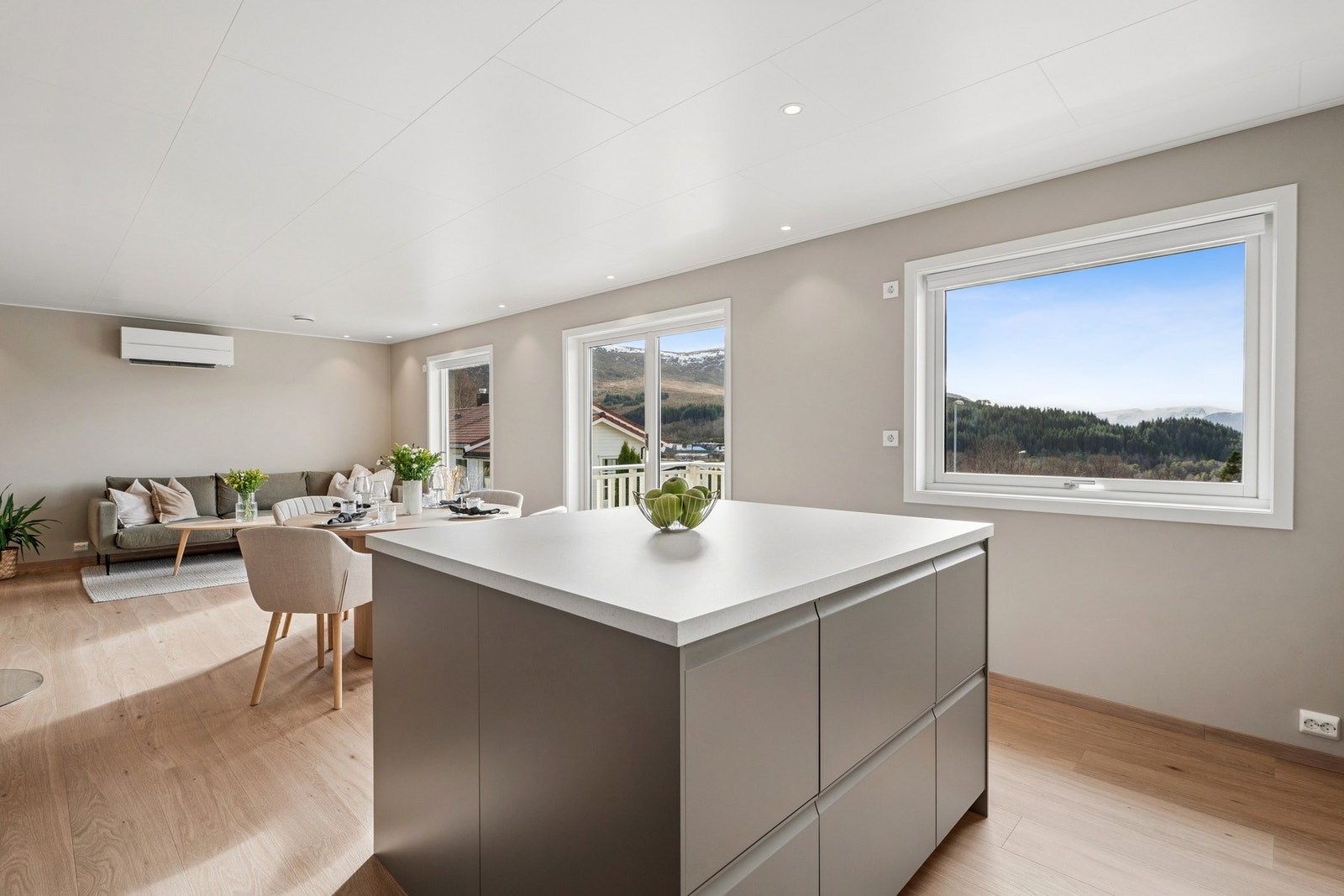 Den praktiske kjøkkenøyen gir ekstra benkeplass og lagring. Galleribilde