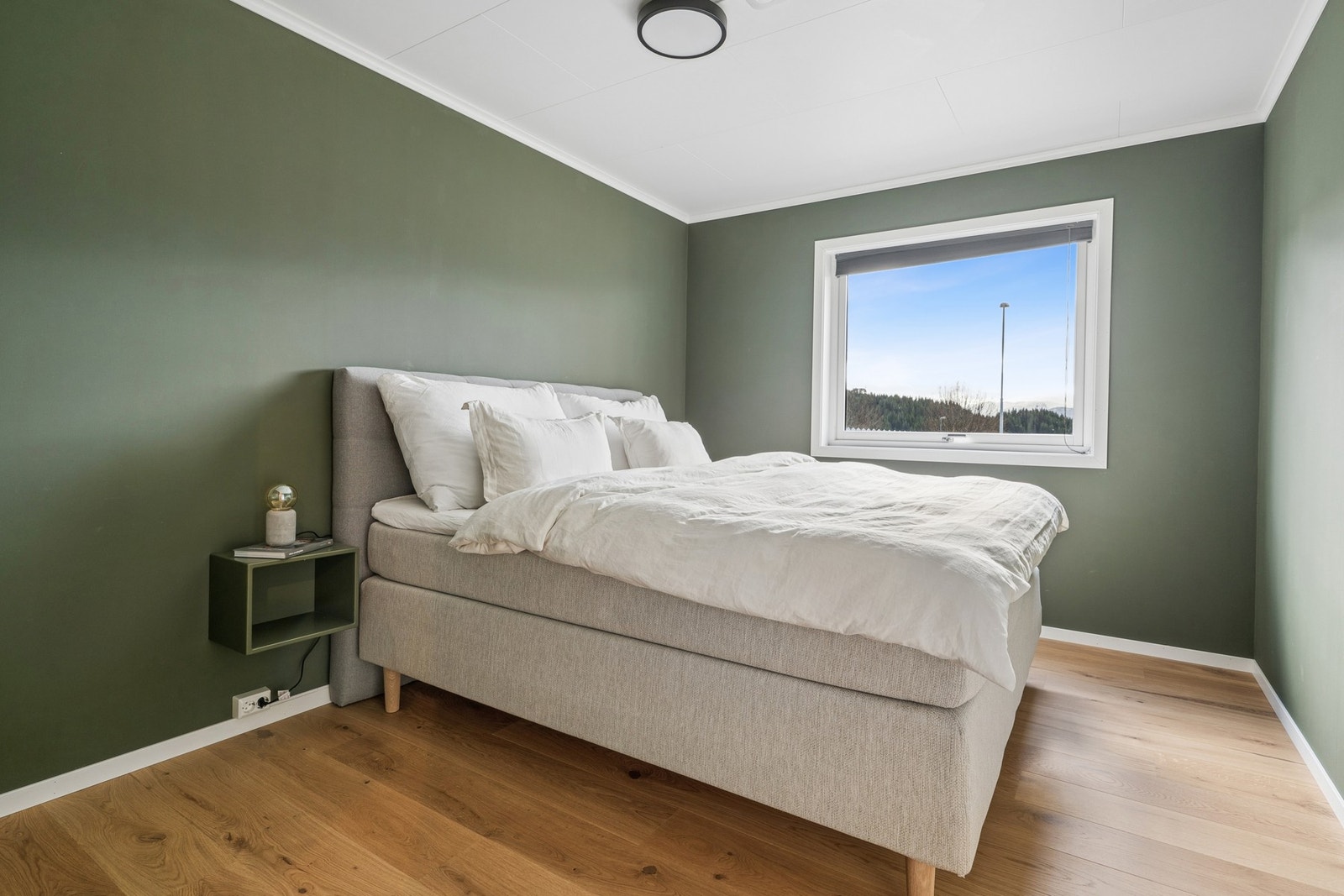 Du har et stort og godt hovedsoverom med vindu ut mot hagen. Galleribilde