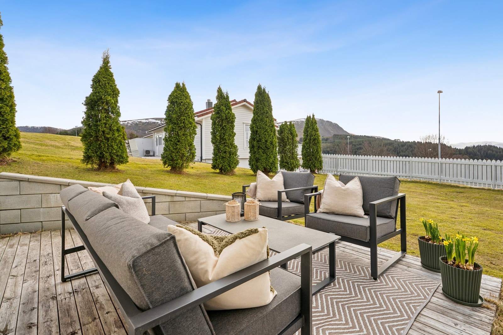 Velkommen ut til terrassen og hagen! Galleribilde