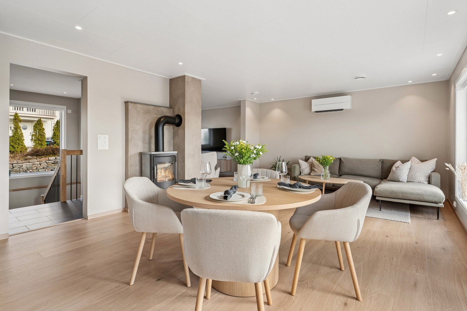 Rommet er av god størrelse og har flere møbleringsmulihgeter. Her kan du nyte måltider med peisen i bakgrunnen. Galleribilde