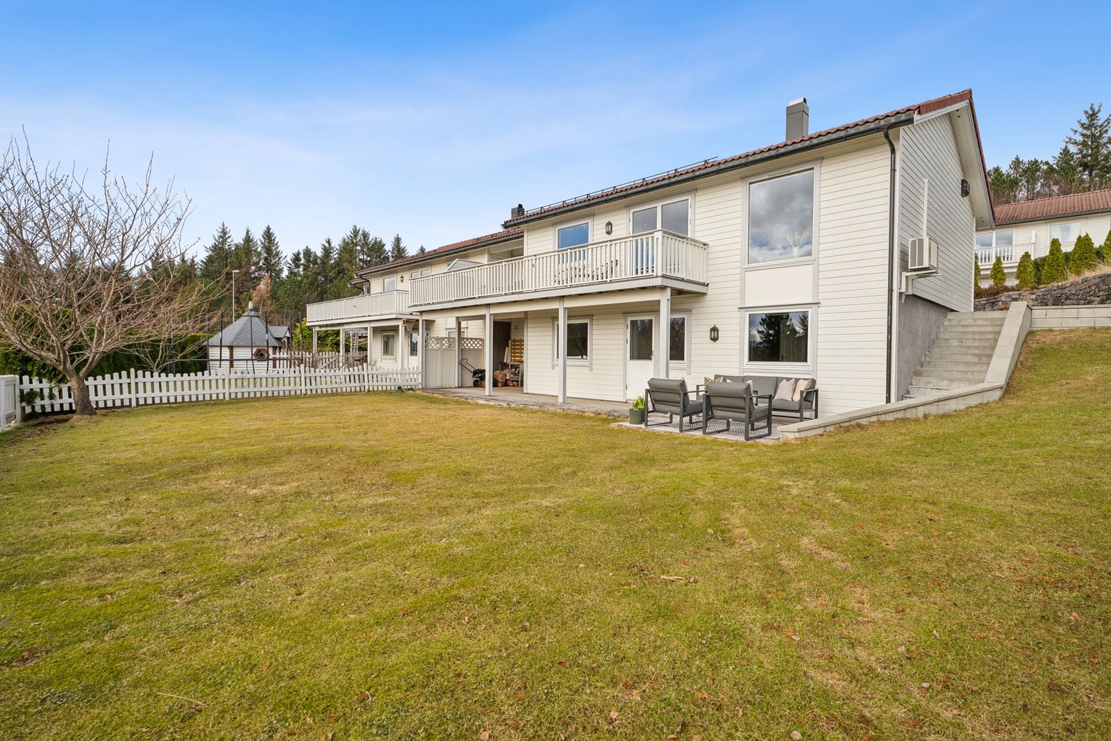 Du har en stor hage perfekt for deg som ønsker litt boltreplass på de varmere dagene. Galleribilde