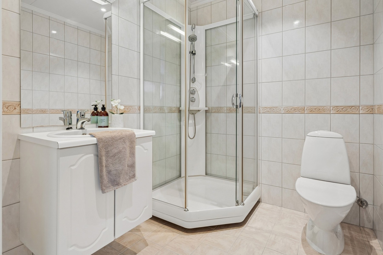 Du har et fullt bad i hver etasje som har fliser på både vegger og gulv. Galleribilde