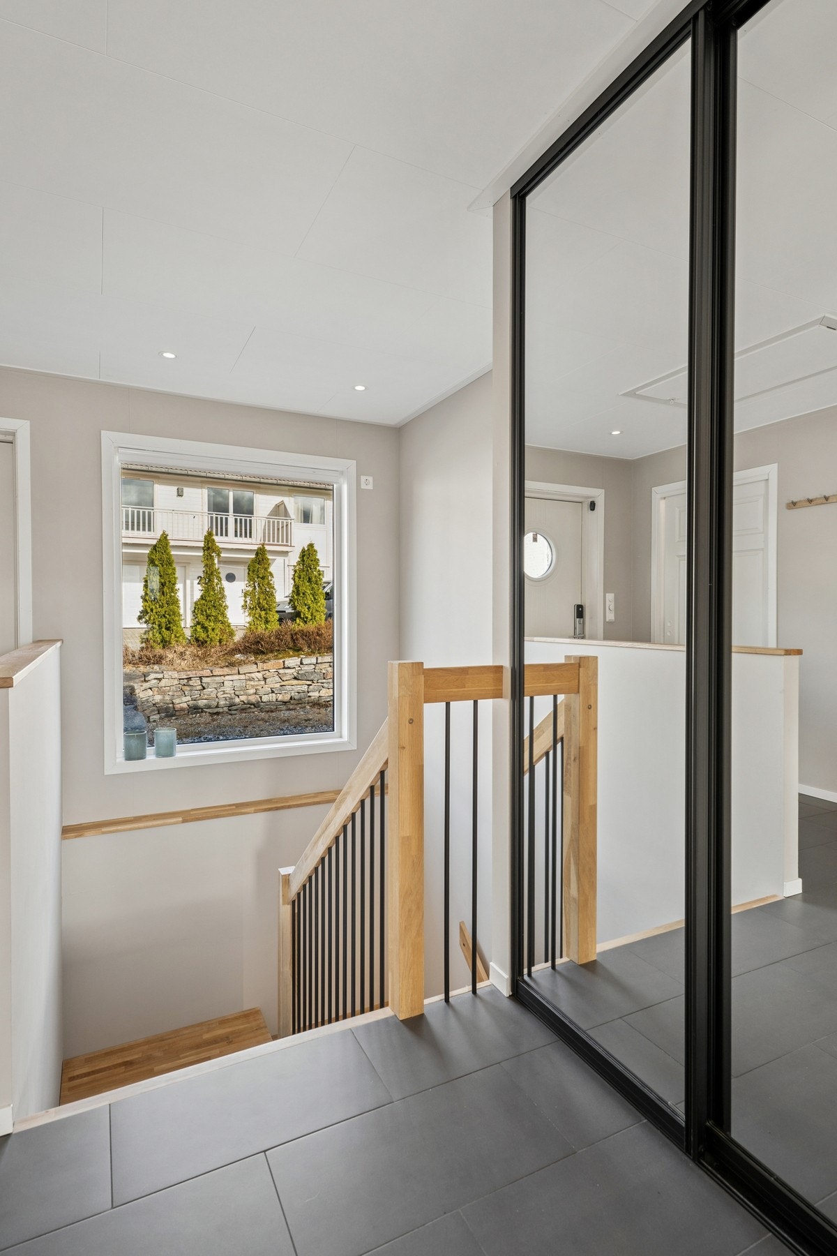 I trappeoppgangen er det satt inn vindu som gir godt med lys inn. Galleribilde