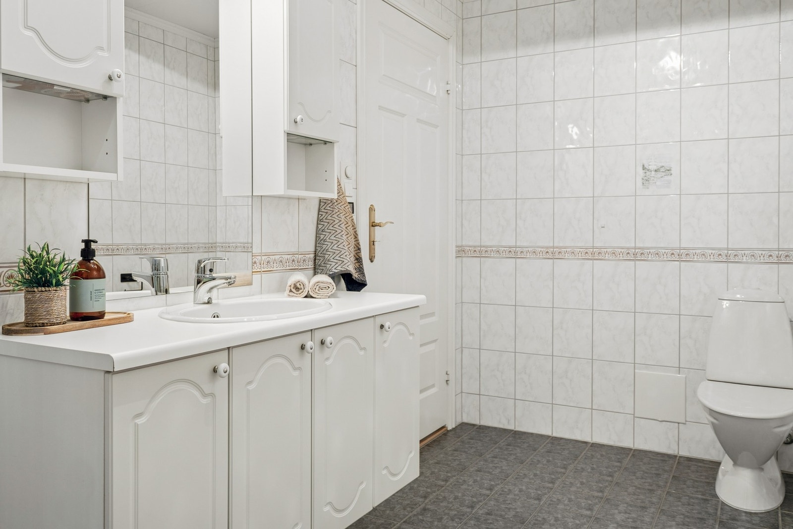 Det er satt inn vegghengt servant med god plass til oppbevaring. Galleribilde