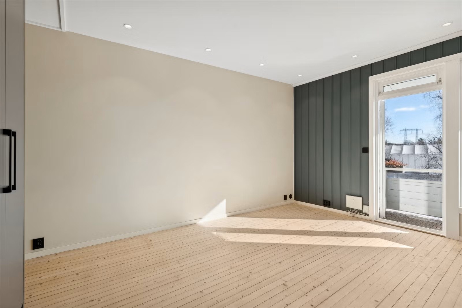 Stor stue med plass til salong og spisestue. Galleribilde