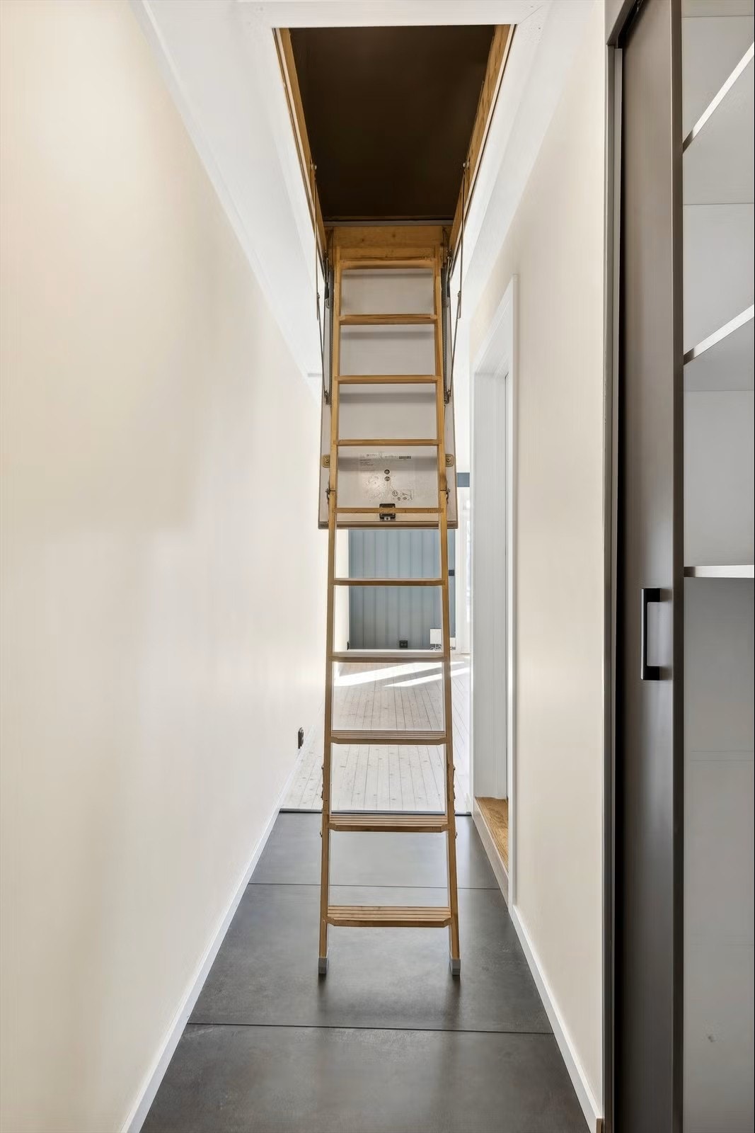 Stige opp til loft/hems. Galleribilde